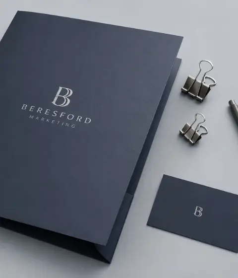 Conjunto de papelaria corporativa com papel timbrado, envelope e pasta aplicados com a identidade da marca